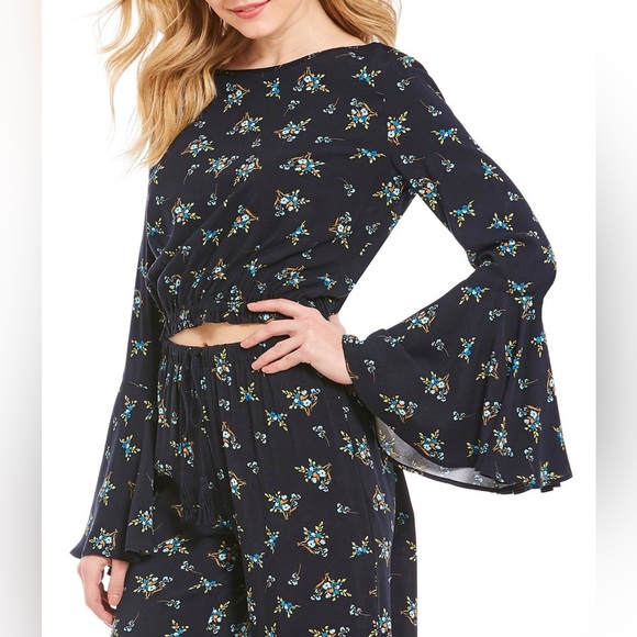 FINAL PRICE CHELSEA & VIOLET Navy Floral Long Bell Sleeve Crop Top - Picture 1 of 6